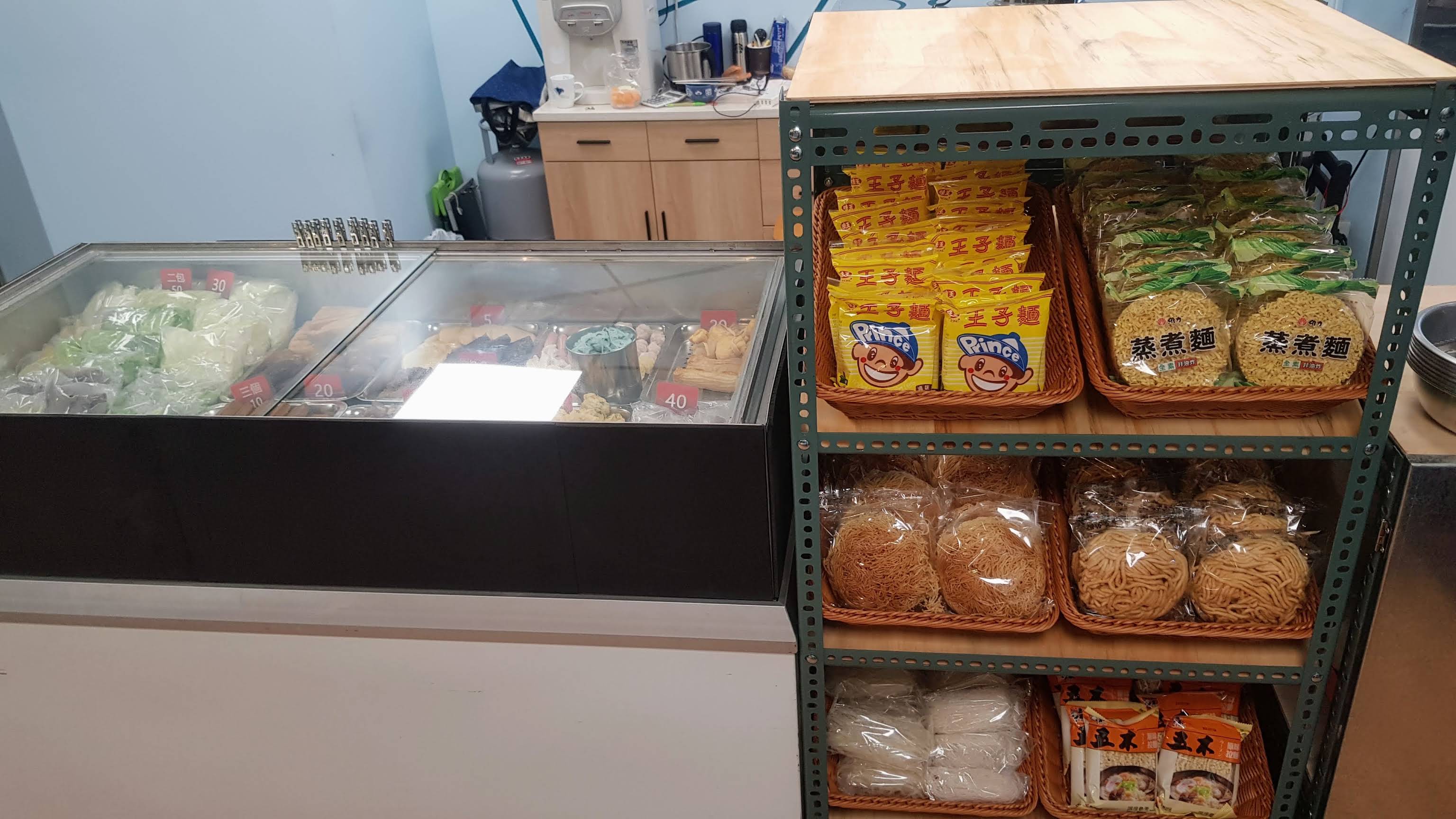 店內冷藏櫃食材與主食麵類架