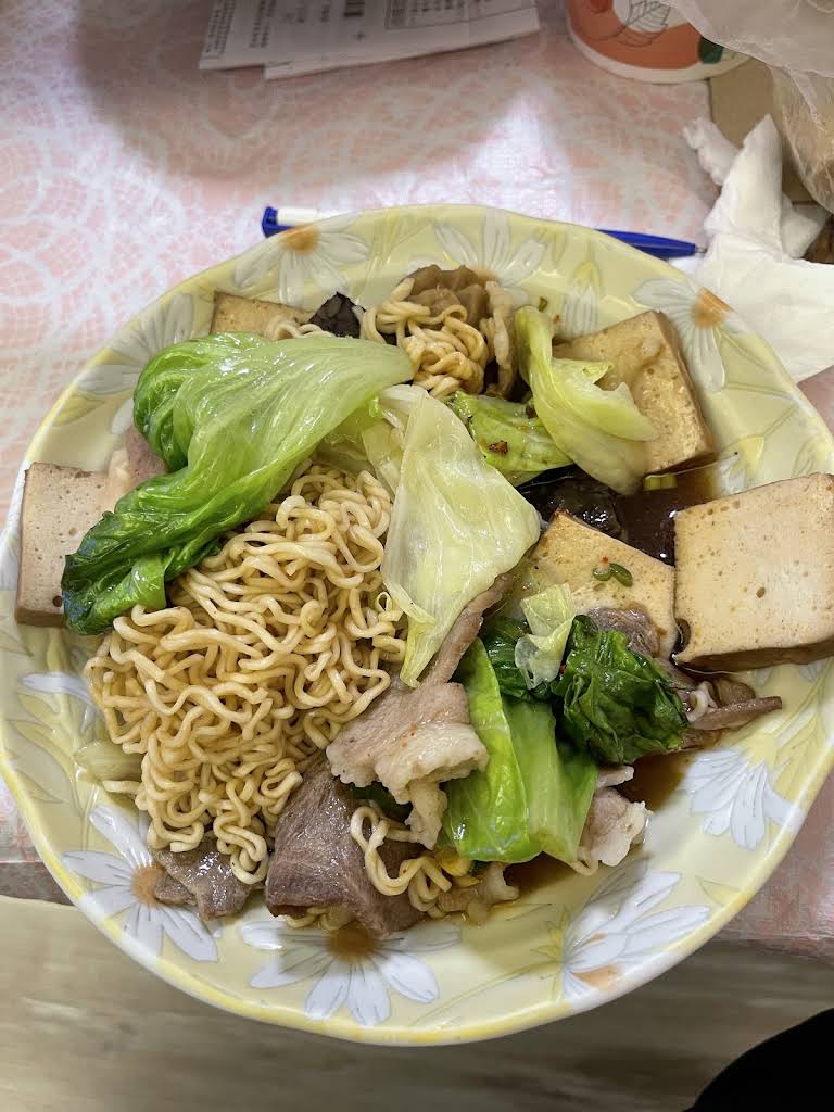 客人實拍：內用碗裝滷味與麵
